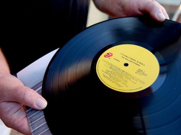 What Exactly is Vinyl! How Vinyl Works and More - TechShim